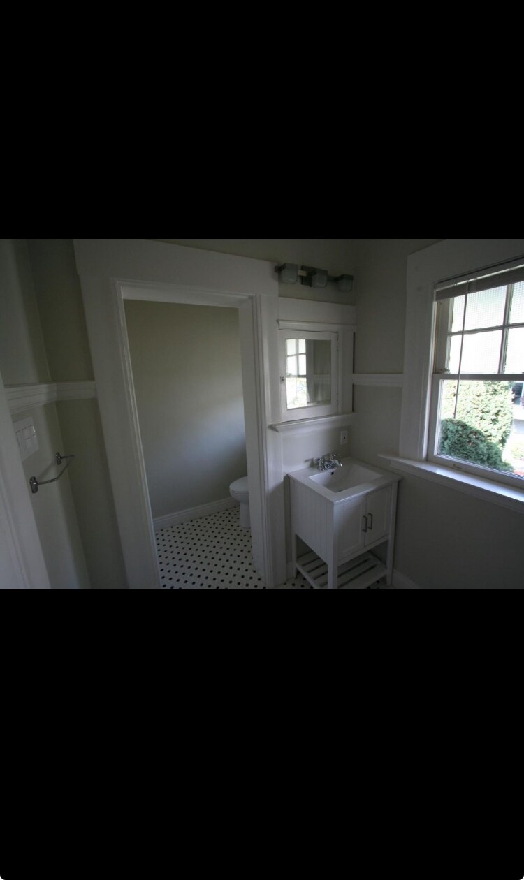 Building Photo - 353 Bellevue Ave