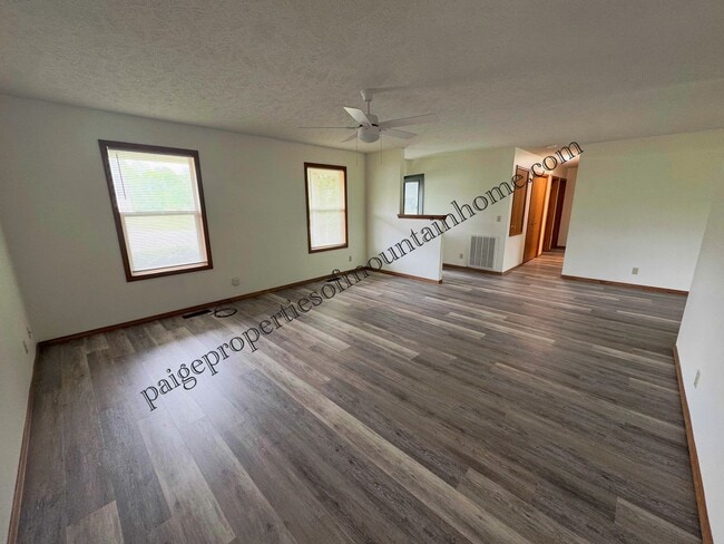 Building Photo - Bright & Spacious 3 Bed / 2 Bath Home in Town!