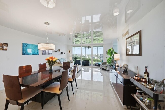 Building Photo - 4015 W Palm Aire Dr