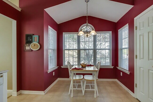 Building Photo - The perfect 3 bed, 2 bath home located in ...