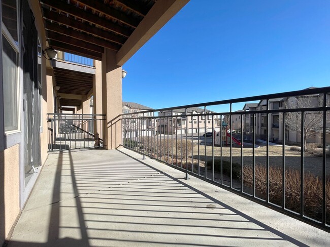 Building Photo - Spacious 2 bedroom townhome with attached ...