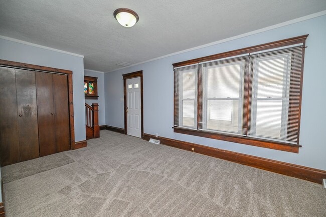 Building Photo - Large 4 Bedroom/2 Bath Home For Rent