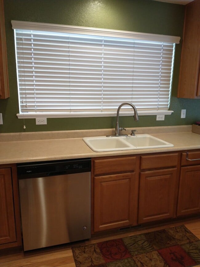 Building Photo - Beautiful 4 Bed 2.5 Bath + High Quality Up...