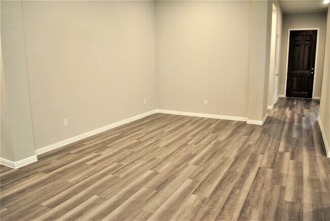 Building Photo - 14131 Lake Lodge Dr