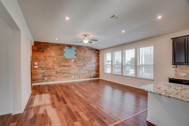 Building Photo - 2048 Hat Bender Lp