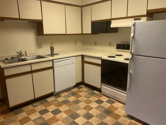 Building Photo - 421 20th Ave W