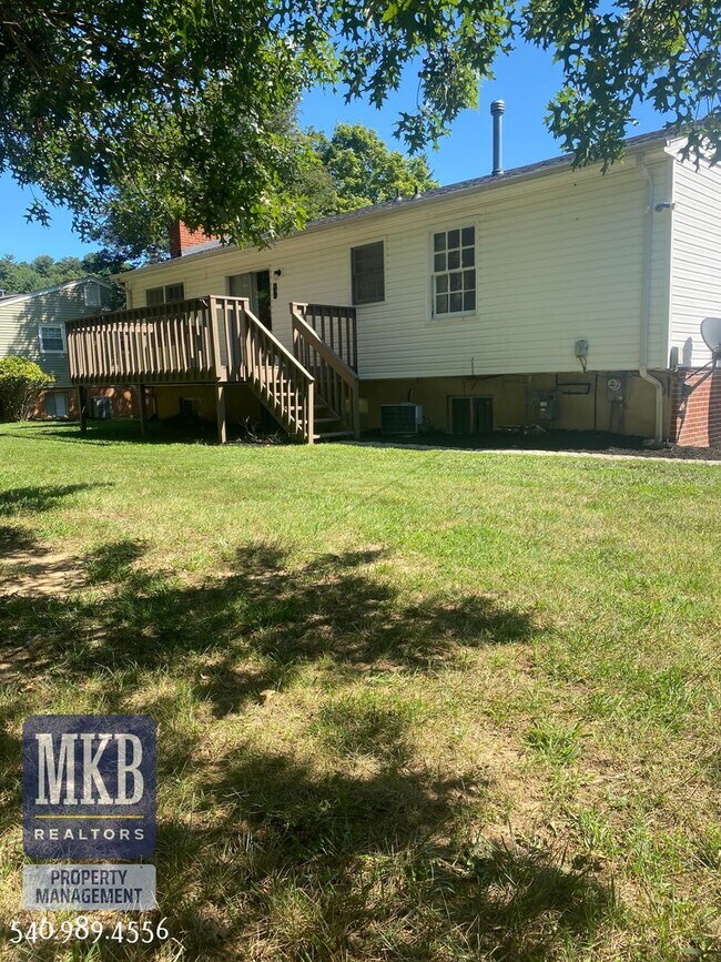 Building Photo - 4 Bedrooms, 2.5 Baths, Split Foyer, Locate...