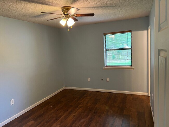 Building Photo - 3 Bed 1.5 Bath Home