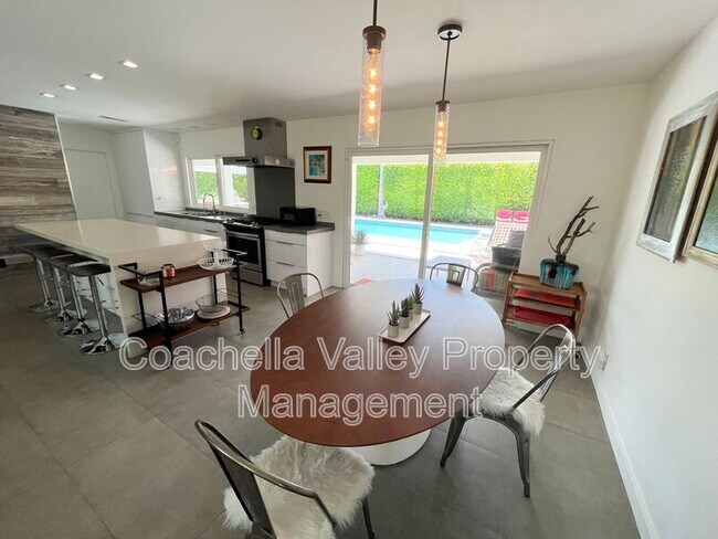 Building Photo - 2885 E Venetia Rd