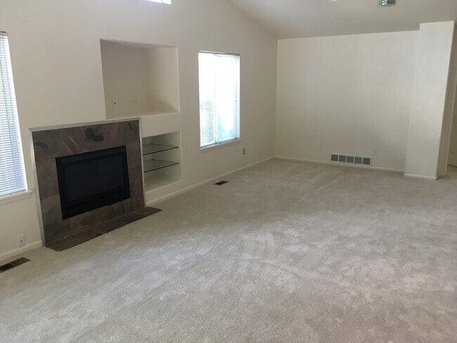 Building Photo - Modern Waneka Lake 4 Bedroom, 3 Bath Prett...