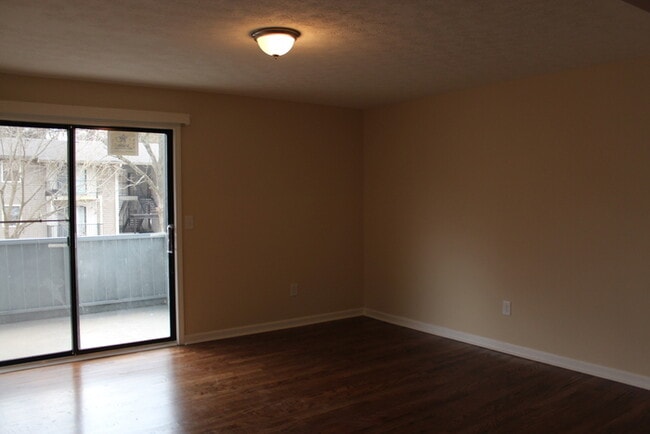 Building Photo - 2 Bedroom/2 Bathroom Condo!