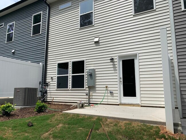 Building Photo - 843 Oak Center Dr