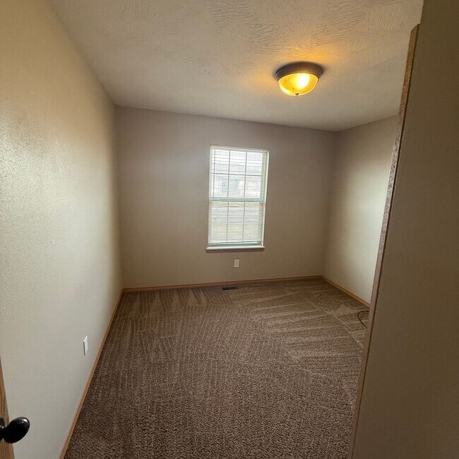 Building Photo - 3 bedroom 2 bathroom  Home in Clever MO