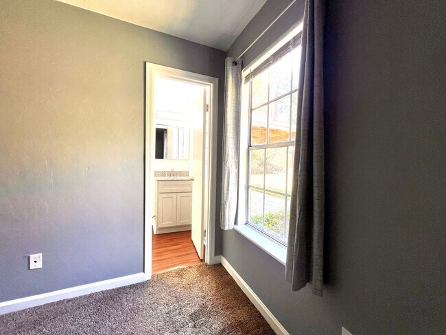 Building Photo - Super house on large private lot