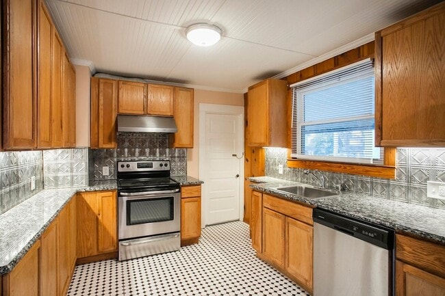 Building Photo - 909 Clarke St