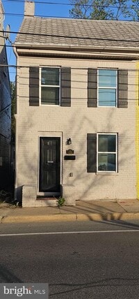 Building Photo - 115 S Locust St