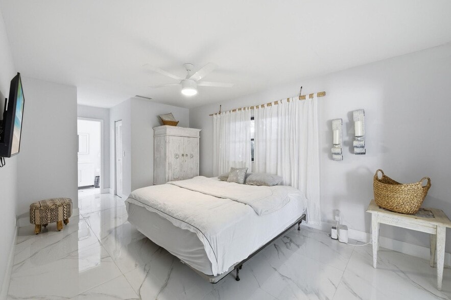 Building Photo - 6396 Country Wood Way