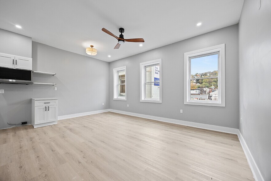 Building Photo - 1109 E Carson St