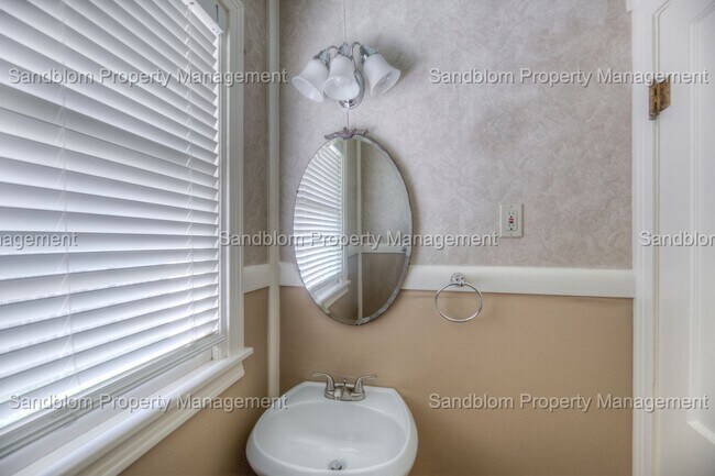 Building Photo - For Lease | Brookside | $1800 Rent | Available now!