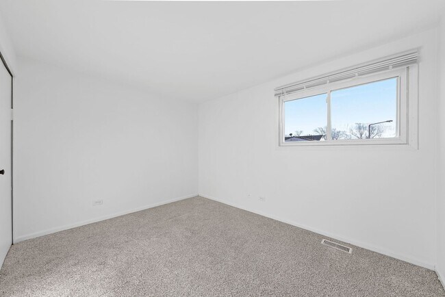 Building Photo - Townhouse in Hoffman Estates
