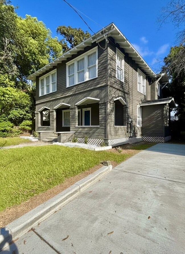 Building Photo - 2561 Rosselle St