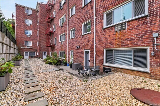 Building Photo - 828 Pelhamdale Ave