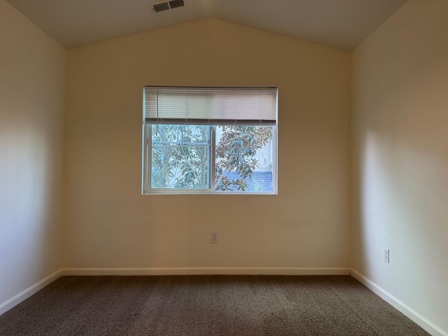 Building Photo - Charming 2 Bedroom 1.5 Bathroom Townhome w...