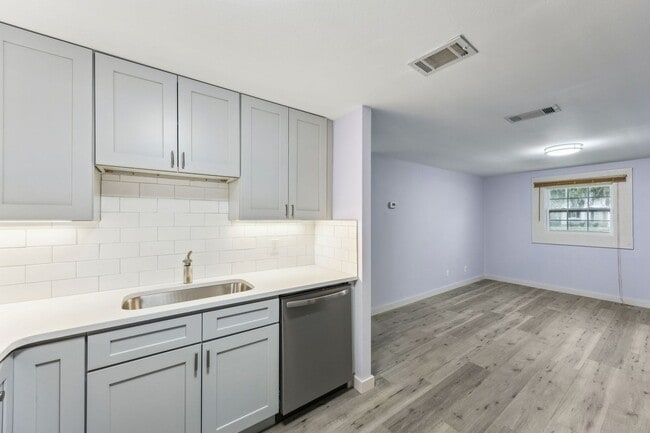 Building Photo - Renovated 3/2 on Amelia Island’s South End + HUGE Garage