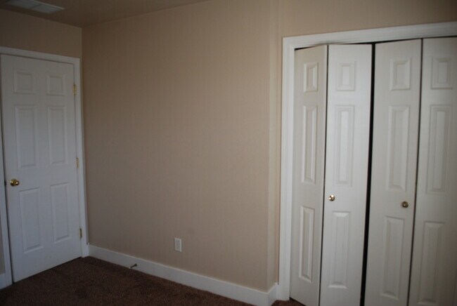 Building Photo - 3 bed Condo in Central Meridian!