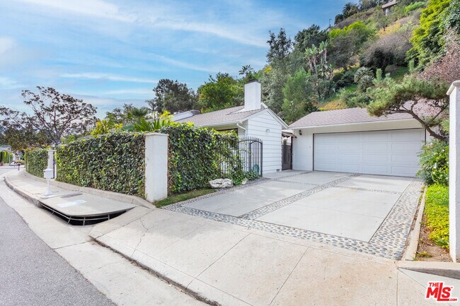 Building Photo - 1129 Roscomare Rd