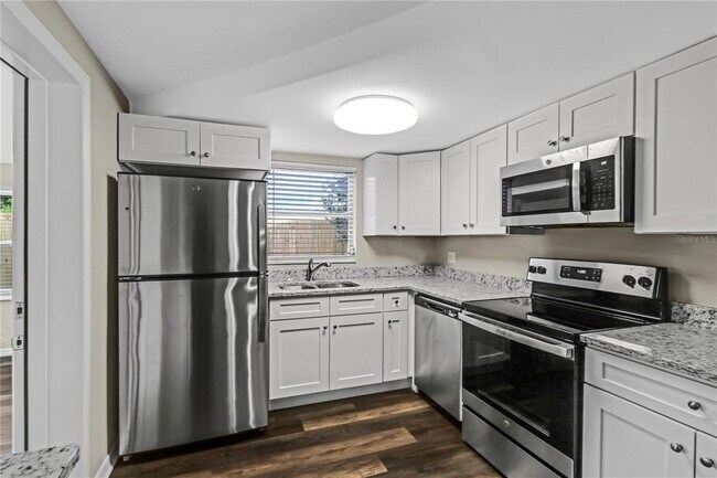 Building Photo - 1415 Classic Dr