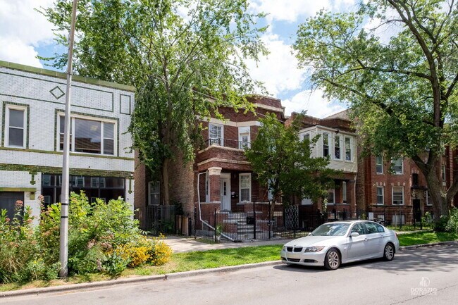 Building Photo - Modern 4BR Apartment with Hardwood Floors, Balcony & Central A/C