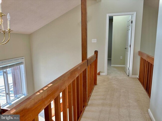 Building Photo - 498 Dean Dr