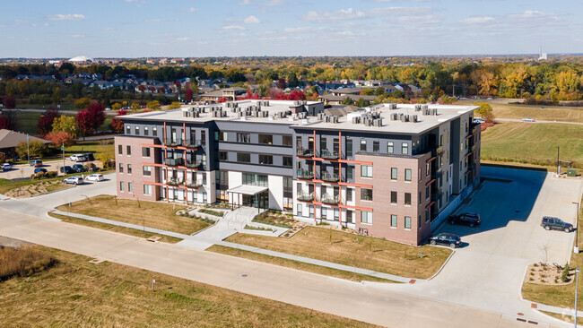 Building Photo - The Residence @ Willow Falls