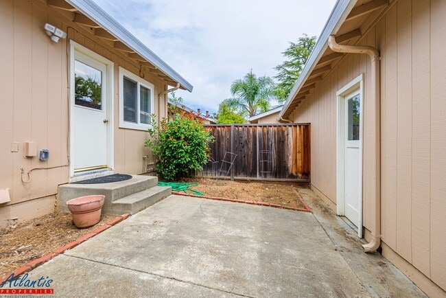 Building Photo - Lovely Townhouse | Loft | A/C | Desirable ...