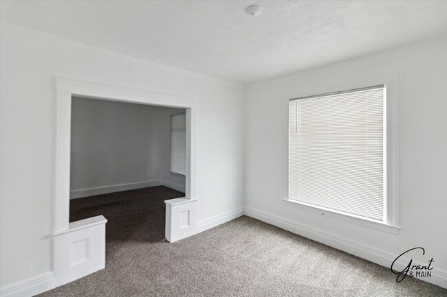 Building Photo - $1495 - 4 Bedroom/2 Bath Home in Islandview