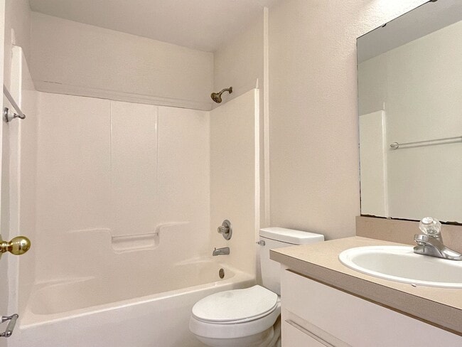 Building Photo - Three-Bedroom Home near Lake Elbert