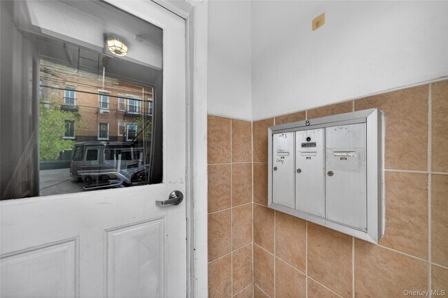 Building Photo - 647 Manida St
