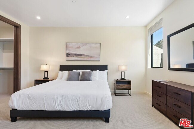 Building Photo - 3843 Rambla Pacifico St