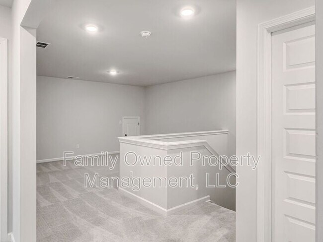 Building Photo - 2048 Longhorn Ln