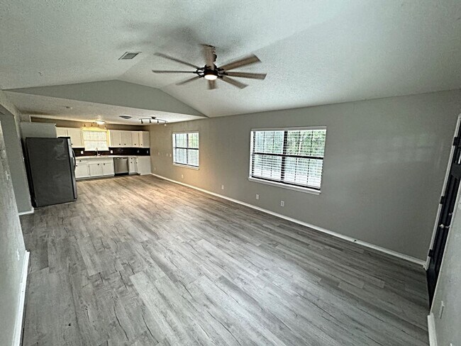 Building Photo - 1055 Carr St