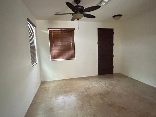 Building Photo - 5537 W Desert Hollow Dr