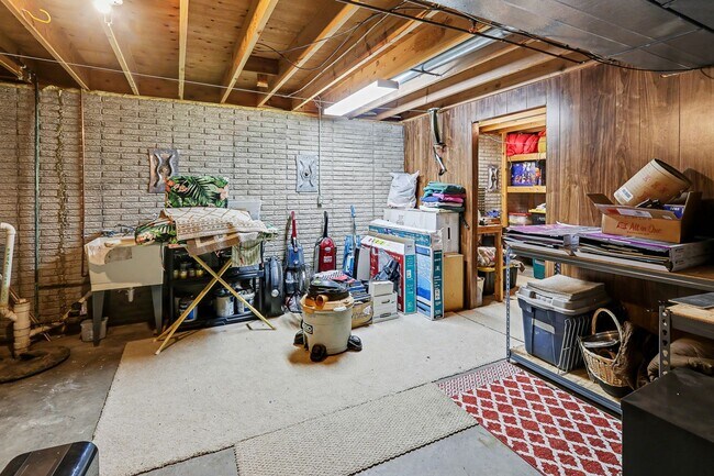 Building Photo - For Rent – 4 Bedroom Home in Sunset Hills, Pella