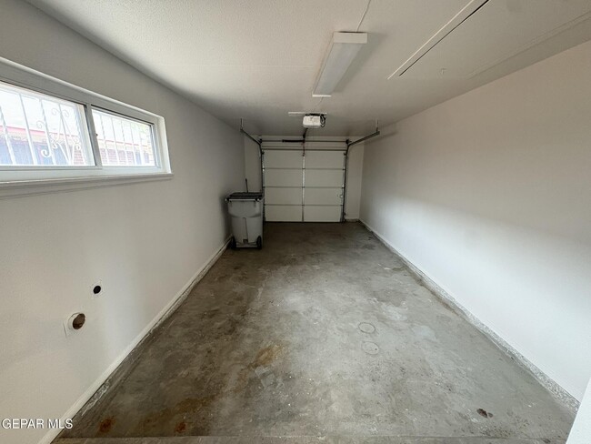 Building Photo - 3305 Killarney St