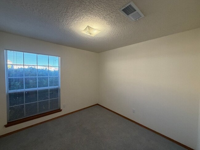 Building Photo - 3 Bedroom Single Story Home Available Near Unser Blvd NW & Ladera Dr NW!