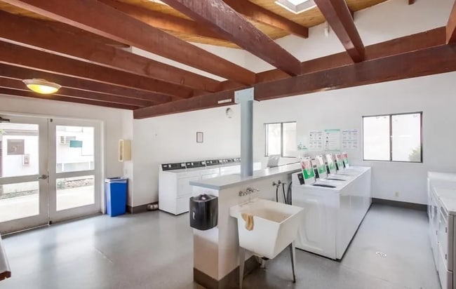 Building Photo - 8075 Caminito de Pizza