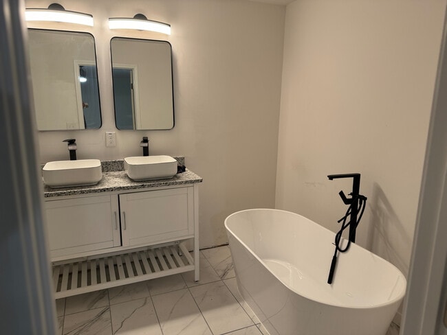 Building Photo - Room in House on Peeples St SW