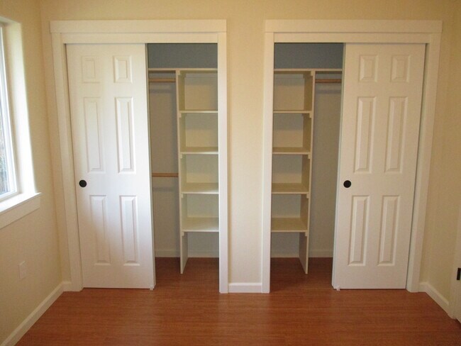 Building Photo - Beautiful Three Bedroom in South Salem