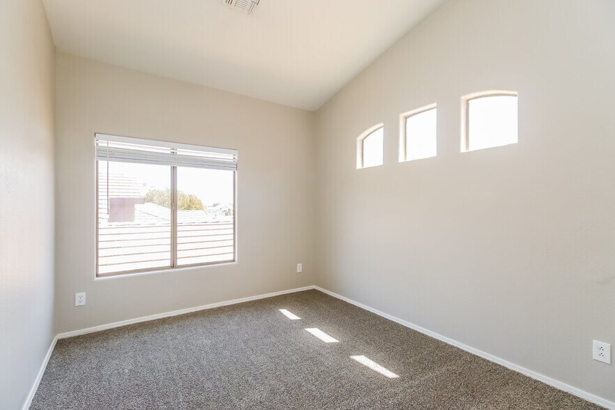 Building Photo - 1356 E Black Diamond Dr