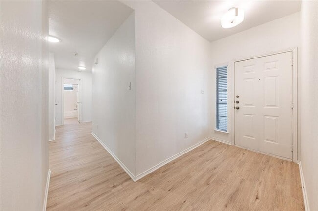 Building Photo - 1018 Balanced Rock Pl